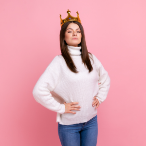 eine starke, junge, selbstbewusste Frau mit Krone