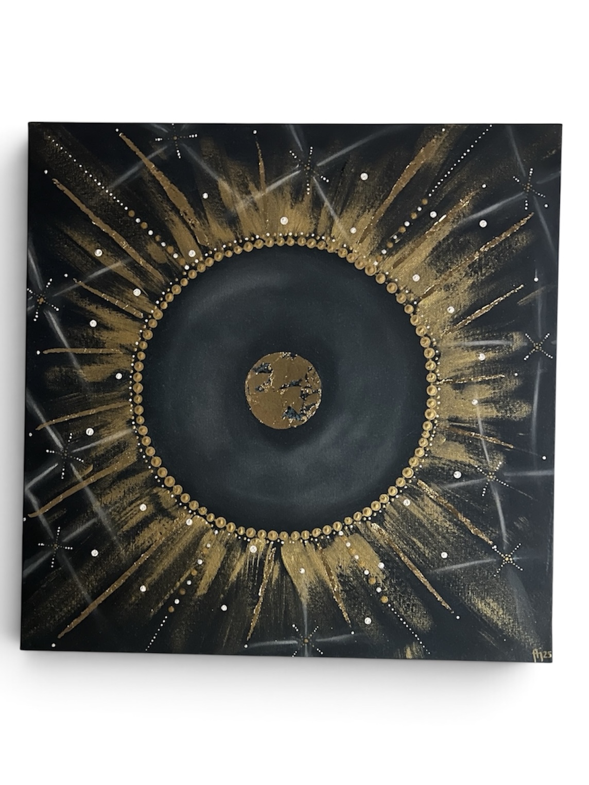 Intuitives Bild in dunklem Blau mit goldenen, kreisförmigen Strukturen.