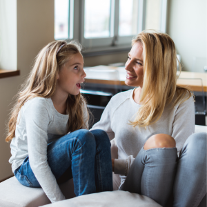 Mutter mit Tochter auf Sofa