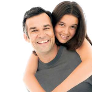 Vater und Tochter im Huckepack